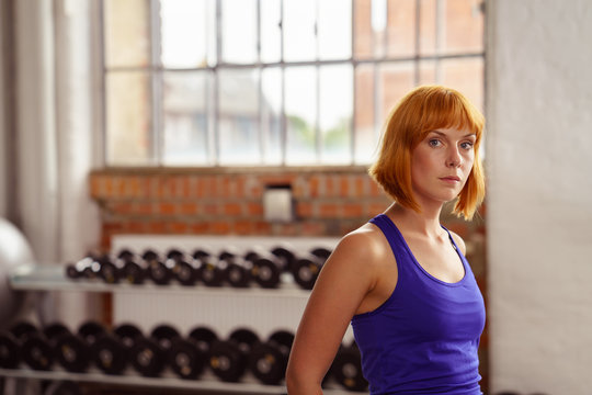 attraktive frau beim training im studio