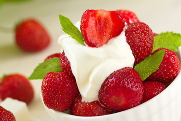 Fresh red strawberries with cream