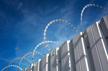 Stacheldraht Absperrung Stacheldrahtzaun Klingendraht Natodraht – Razor Wire Fence