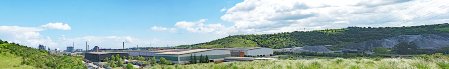Fototapeta na wymiar Paisaje industrial en Asturias, España