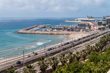 Fototapeta na wymiar Blick über die Küste von Tarragona mit Hafen - Costa Daurada