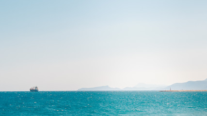 Obraz premium ship at the sea, Beach of Antalya Turkey, travel