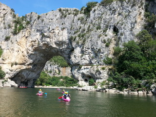 Fototapeta na wymiar Kayaks am Pont d Arc
