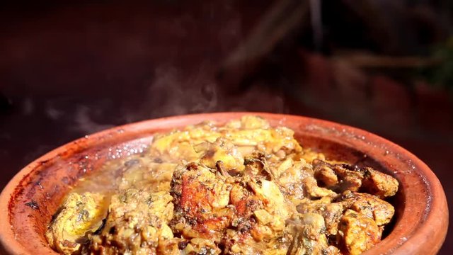 humeante guiso de pollo en cacharro de barro y al carb&oacute;n vegetal