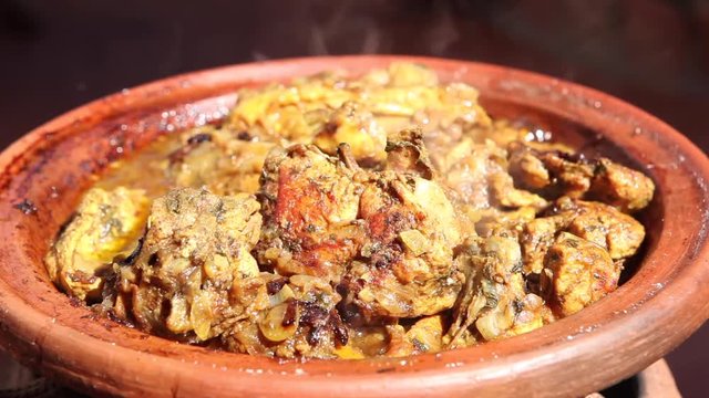 humeante pollo guisado en tajin de barro