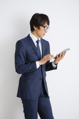 タブレットを操作する男性