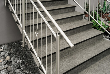 Edelstahl Treppengeländer an einer freitragenden Betontreppe mit dunkler Granitauflage - Stainless...