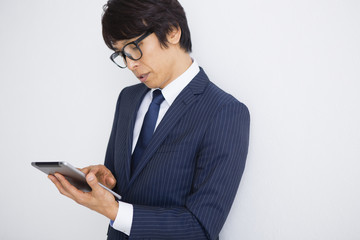 タブレットを操作する男性