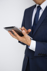 タブレットを操作する男性