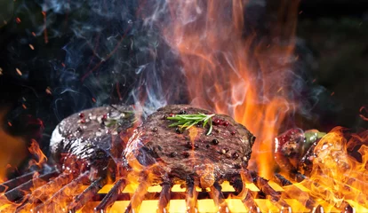 Papier Peint photo Steakhouse Délicieux steak de boeuf grillé sur un barbecue.