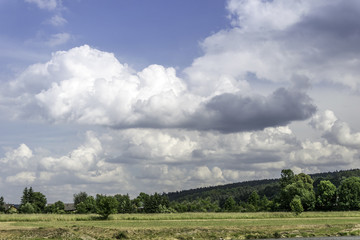 Fototapeta na wymiar Chmury nad polami