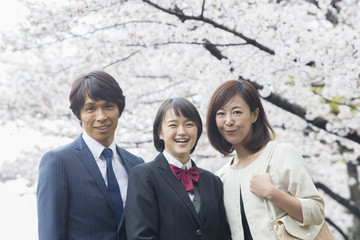 桜の下の家族