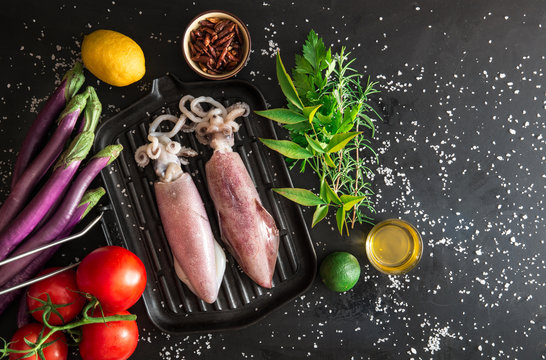 calamari sulla piastra pronti per essere cucinati