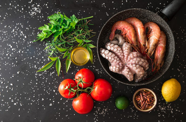 gamberi e polpo pronti da cucinare con ingredienti © Photobeps