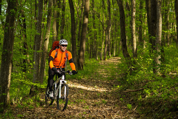 Naklejka premium healthy lifestyle and fitness concept with mount bike man outdoor