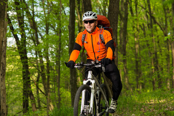 Obraz premium healthy lifestyle and fitness concept with mount bike man outdoor