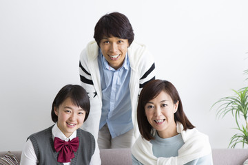 部屋で団らんする家族