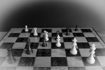 Scacchi fotografati su una scacchiera