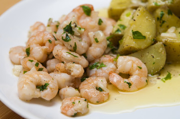 Spanish food: garlic prawns 