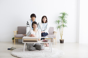 ソファに座る夫婦と娘