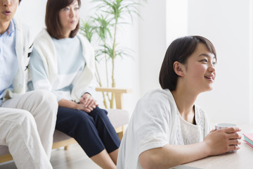 Obraz premium ソファに座る夫婦と娘