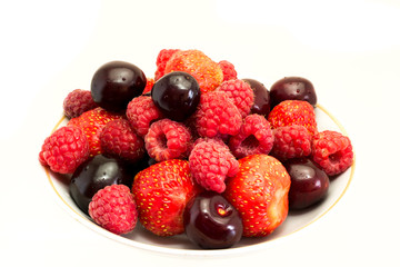 Obraz premium Fresh berries on the dish, raspberries, strawberries, cherries