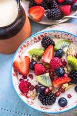 berries,kiwi, pommegranate seed in bowl