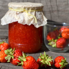 Клубничный джем и свежая клубника 