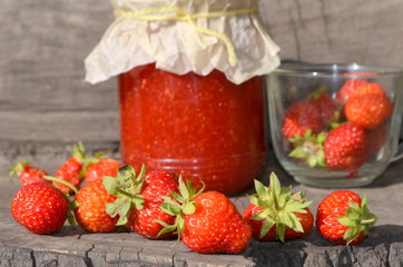 Клубничный джем и свежая клубника 