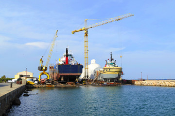 Fototapeta premium astillero para reparacion debarcos de medio calado en el puerto de burriana castellon mar mediterraneo