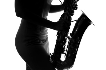 Obraz premium young woman playing the saxophone