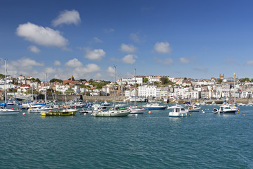 Die Stadt Saint Peter Port auf Guernsey, UK