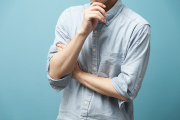 カジュアルシャツの男性・ブルーバック
