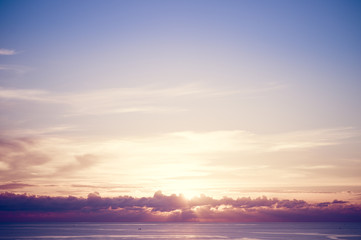 Fototapeta premium Beautiful sunset sky over tropical ocean