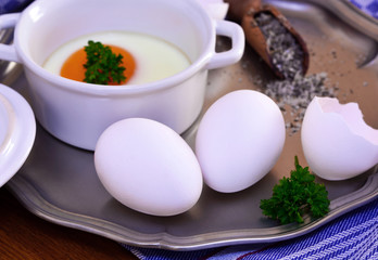 Bio Eier auf Zinnteller mit Flor de Sel / Foodstyling