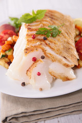 Fototapeta na wymiar grilled fish fillet and vegetable