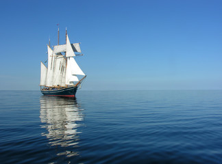 Dreimast-Toppsegelschoner bei Flaute auf der Ostsee