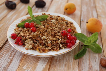 granola with berry for a healthy breakfast 
