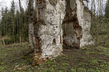 &Uuml;berreste einer Kapelle in einem abgelegenen Waldst&uuml;ck in Schwaben