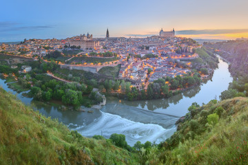 Obraz premium Panoramic view of ancient city and Alcazar on a hill over the Tagus River, Castilla la Mancha, Toledo, Spain.
