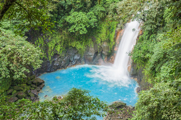 Obraz premium Błękitny wodospad w dżungli / krajobraz