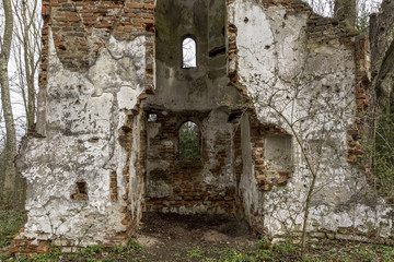 Überreste einer Jahrhunderte alten Kapelle in einem abgelegenen Waldstück
