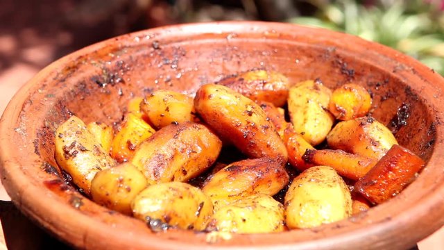 Patatas cocinadas en cacharro de barro al carb&oacute;n