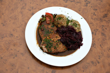 bio schweinebraten knödel werbetafel, copy space rotkohl beilage modern NEU
