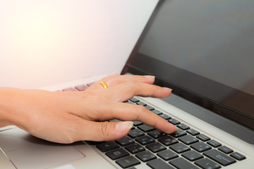Fototapeta na wymiar Hand using computer laptop