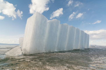 Столбики льда на поверхности замерзшего озера Байкал