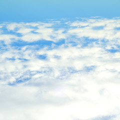 morbide nuvole mosse dal vento nel cielo azzurro, sfondo quadrato