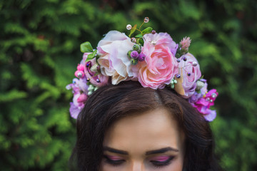 Obraz premium Attractive young woman with pink flowers crown