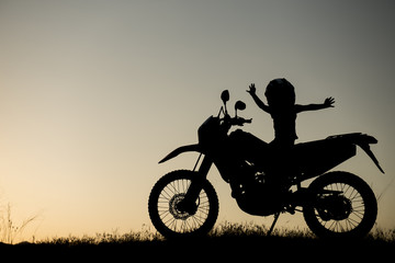 Obraz na płótnie Canvas çocuk ve motorsiklet sevgisi