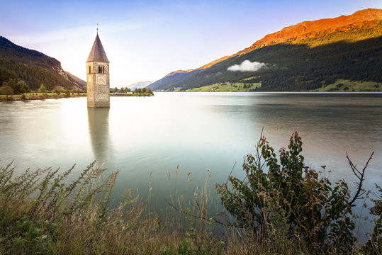 Einsamer Kirchturm am Reschenpass
